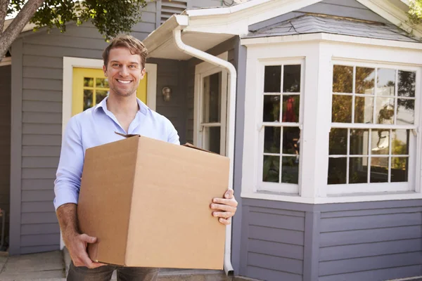 Homem transportando caixa — Fotografia de Stock