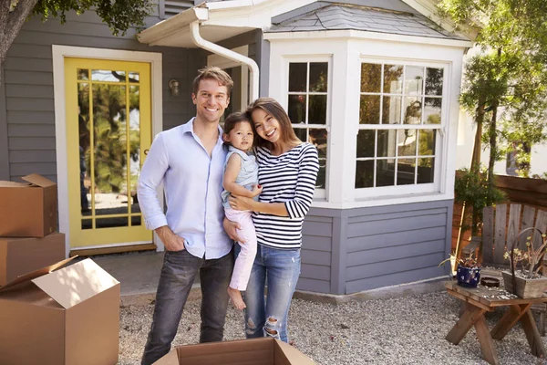 Excited Family Standing Outside — Stock Photo, Image