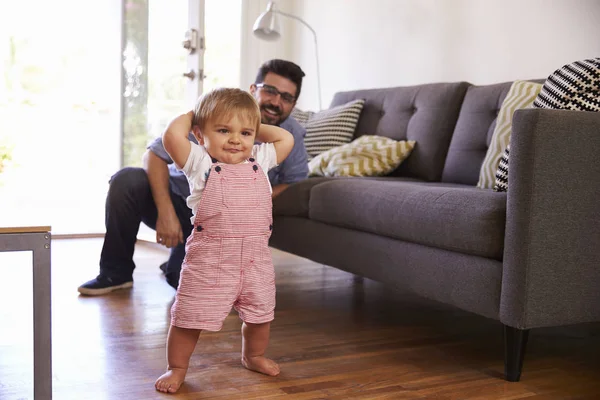 Bovenliggende kijken Baby eerste stappen — Stockfoto