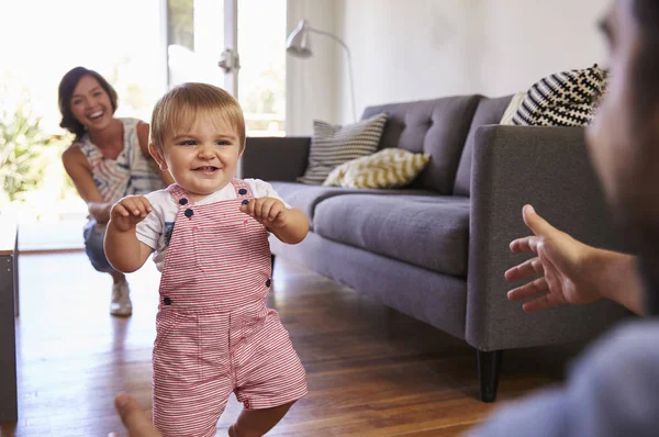 Anne bebek ilk adımları izlerken — Stok fotoğraf