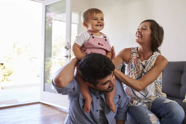 Padres jugando con el bebé — Foto de Stock