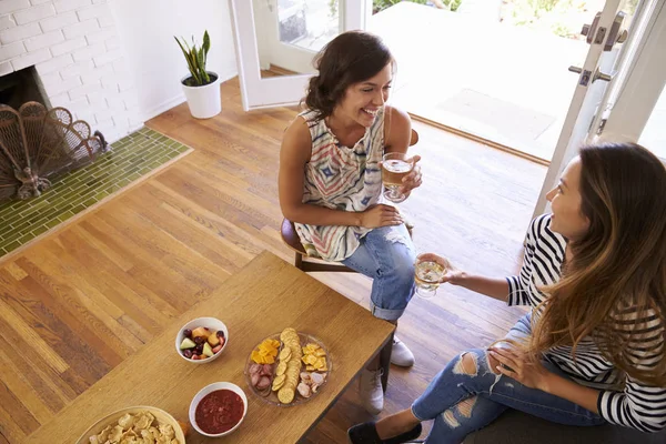 Amigos femeninos socializando juntos — Foto de Stock