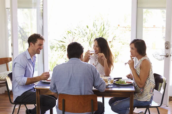 Groep vrienden genieten van diner — Stockfoto