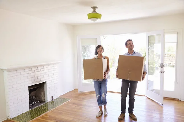 Couple Carrying Boxes — Stock Photo, Image