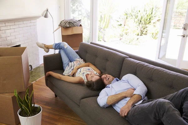 Casal deitado no sofá — Fotografia de Stock