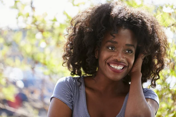 Vrouw lacht naar de camera — Stockfoto