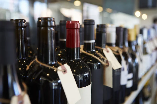 Bottiglie di vino sul guscio nel negozio di alimentari — Foto Stock