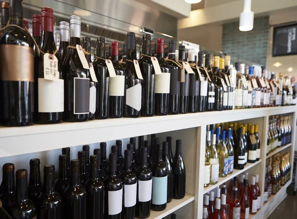 Botellas de vino sobre cáscara en tienda de comestibles — Foto de Stock