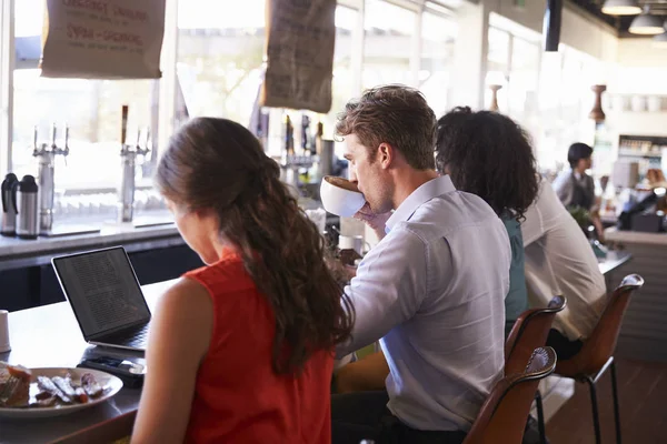 Personer som arbetar i kafé — Stockfoto