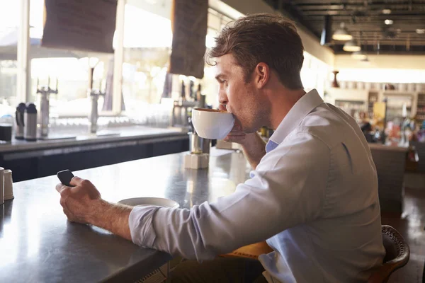 Hombre con café y teléfono móvil —  Fotos de Stock