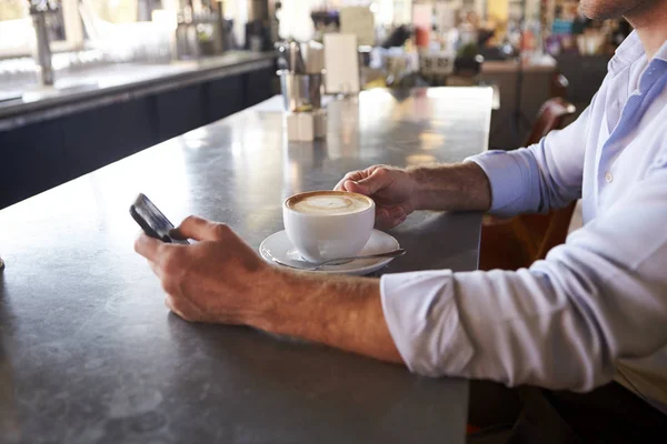 Uomo con caffè e cellulare — Foto Stock