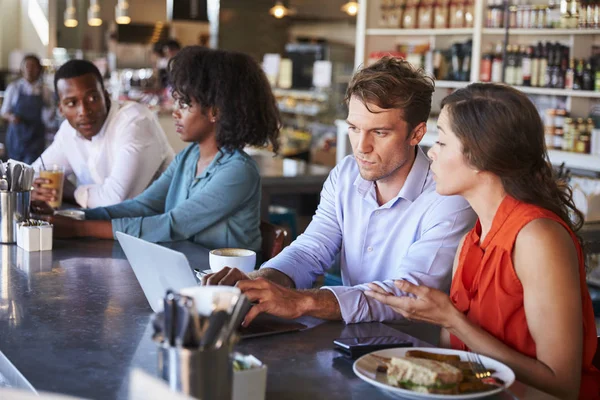 Personnes travaillant dans un café — Photo