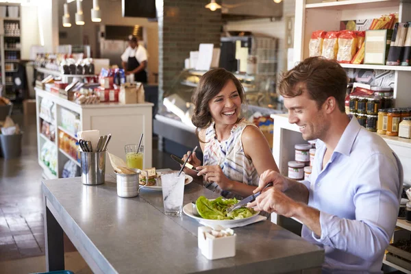 Pareja disfrutando del almuerzo — Foto de Stock