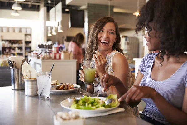 Vrouwelijke frineds na de lunch — Stockfoto