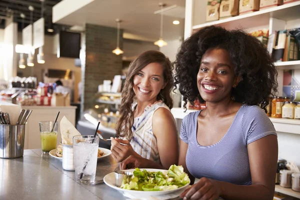 Weibliche frineds beim Mittagessen — Stockfoto