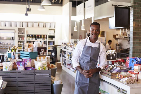 Mannelijke werknemer die werkt in de winkel — Stockfoto