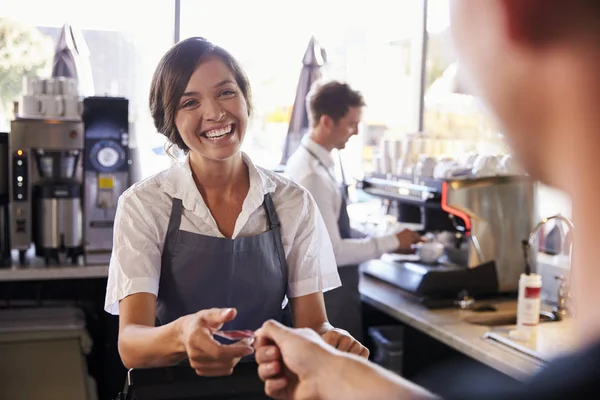 Cashier accepts card payment — Stock Photo, Image
