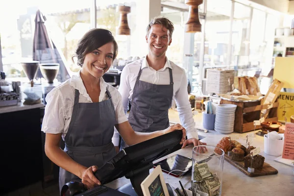 Mitarbeiter arbeiten und stehen an der Kasse — Stockfoto