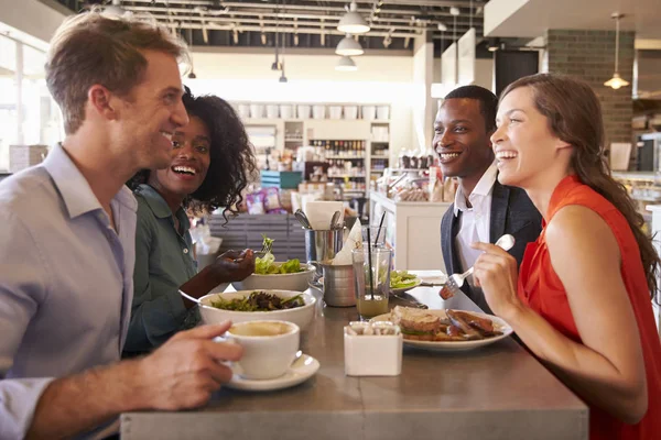 Mensen uit het bedrijfsleven bijeen voor de lunch — Stockfoto