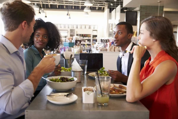 Incontro di uomini d'affari per pranzo — Foto Stock