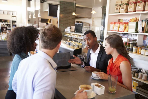 Incontro di uomini d'affari per pranzo — Foto Stock