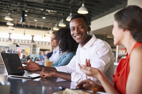 Hombres y mujeres que trabajan en la cafetería — Foto de Stock