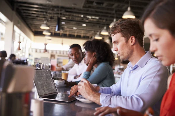 Hommes et femmes travaillant dans un café — Photo