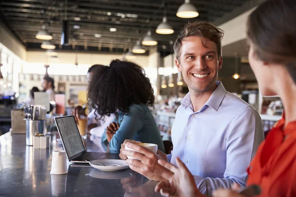 Männer und Frauen, die im Café arbeiten — Stockfoto