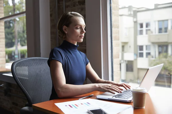 Femme d'affaires travaillant sur ordinateur portable — Photo