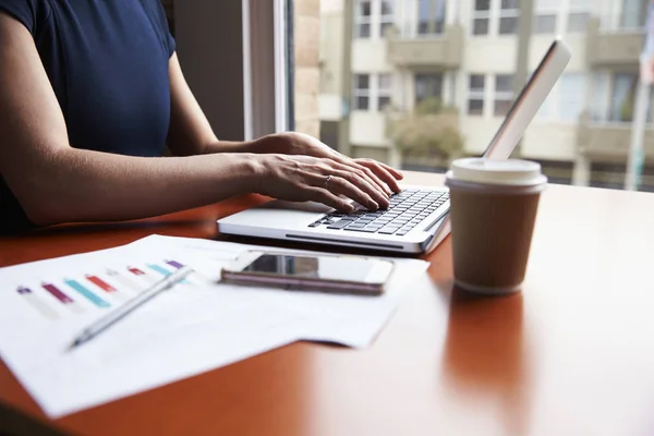 Mujer de negocios usando en el ordenador portátil — Foto de Stock