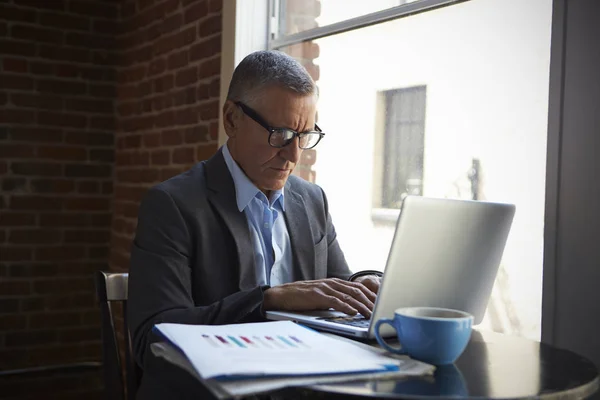 Biznesmen pracujący na laptopie — Zdjęcie stockowe