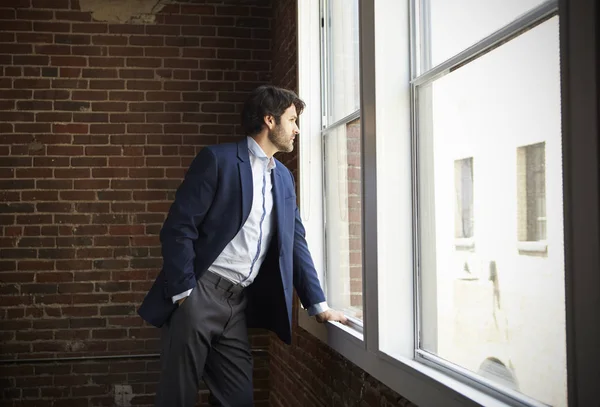 窓のそばに立っている実業家 — ストック写真