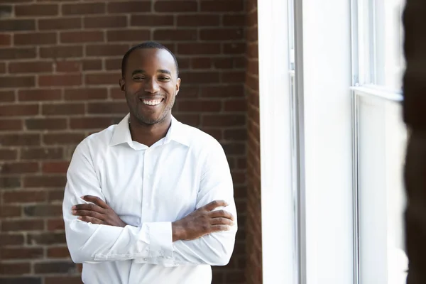 Homme d'affaires souriant au bureau — Photo