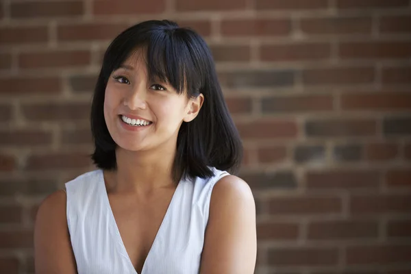 Jeune femme d'affaires souriante au bureau — Photo