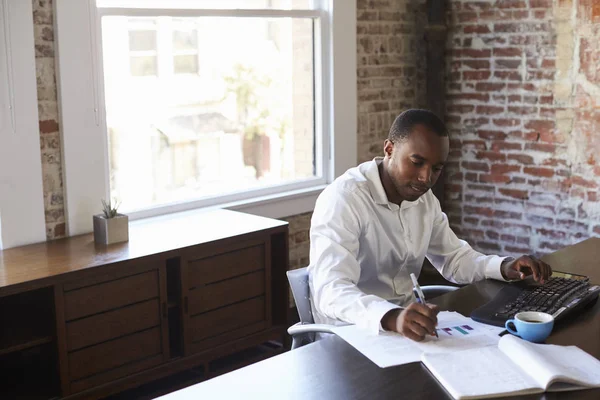 Empresario escribiendo en papeles — Foto de Stock