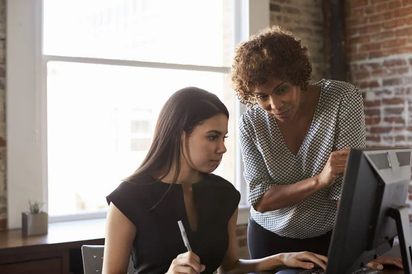 Two Businesswomen Working On Computer — Stock Photo, Image