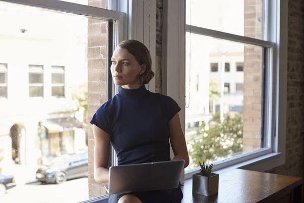 Bizneswoman Praca na laptopie — Zdjęcie stockowe