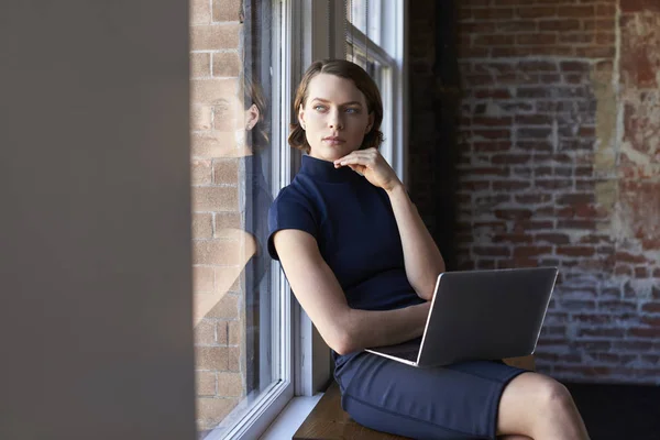 Zakenvrouw Werken op Laptop — Stockfoto