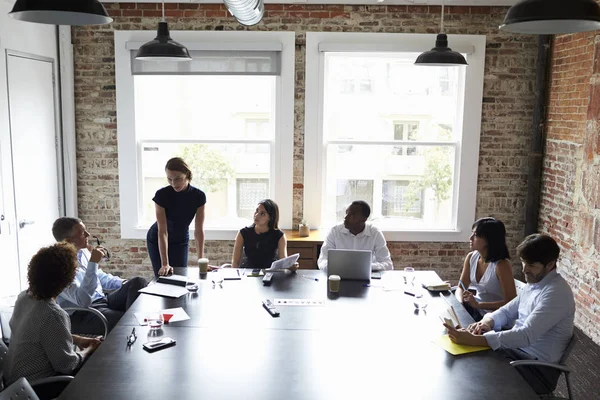 Groep van de bijeenkomst van de ondernemers In de moderne Boardroom — Stockfoto