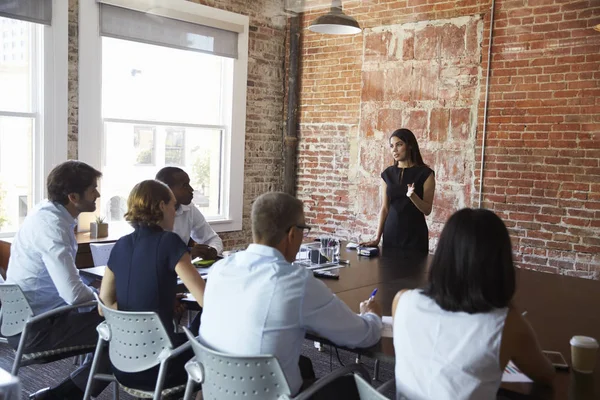 Grupo de empresarios que se reúnen en la moderna sala de juntas — Foto de Stock