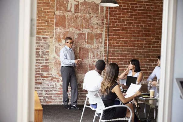 Unternehmer treffen sich in modernem Sitzungssaal — Stockfoto