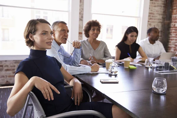 Empresarios sentados a la mesa en una oficina moderna — Foto de Stock