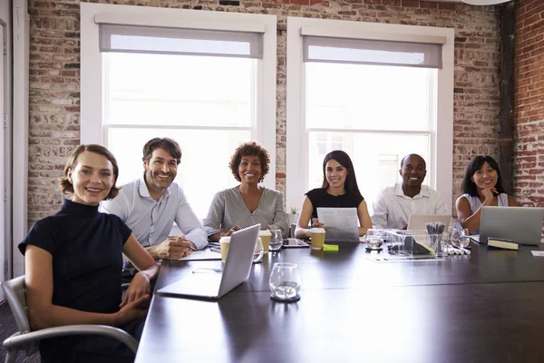 Empresários sentados em torno da mesa — Fotografia de Stock