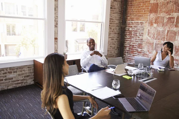 Negro hombre sonriendo en diseño oficina —  Fotos de Stock