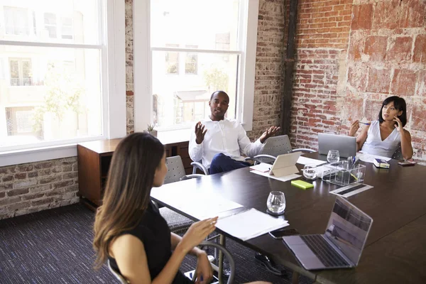 Empresarios discutiendo en la Oficina de Diseño — Foto de Stock