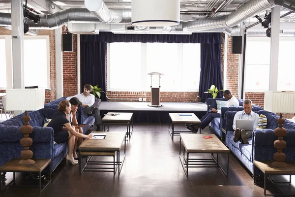 Företagare som arbetar i relaxavdelningen på moderna kontor — Stockfoto