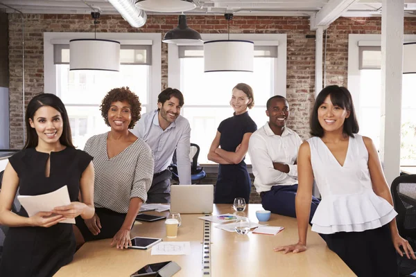 Retrato de empresarios alrededor de la mesa — Foto de Stock