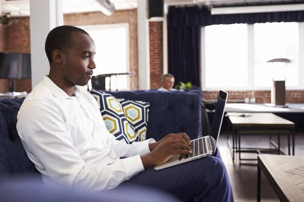 Geschäftsleute arbeiten auf Sofas — Stockfoto