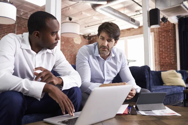 Ondernemers werken op banken — Stockfoto