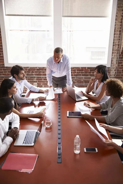 Mature Businessman speaking to collegues — Stock Photo, Image